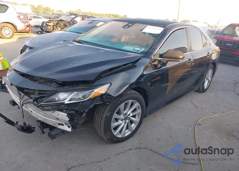 2021 Toyota Camry Le z USA, uszkodzony, nr VIN 4T1C11AK7MU553433
